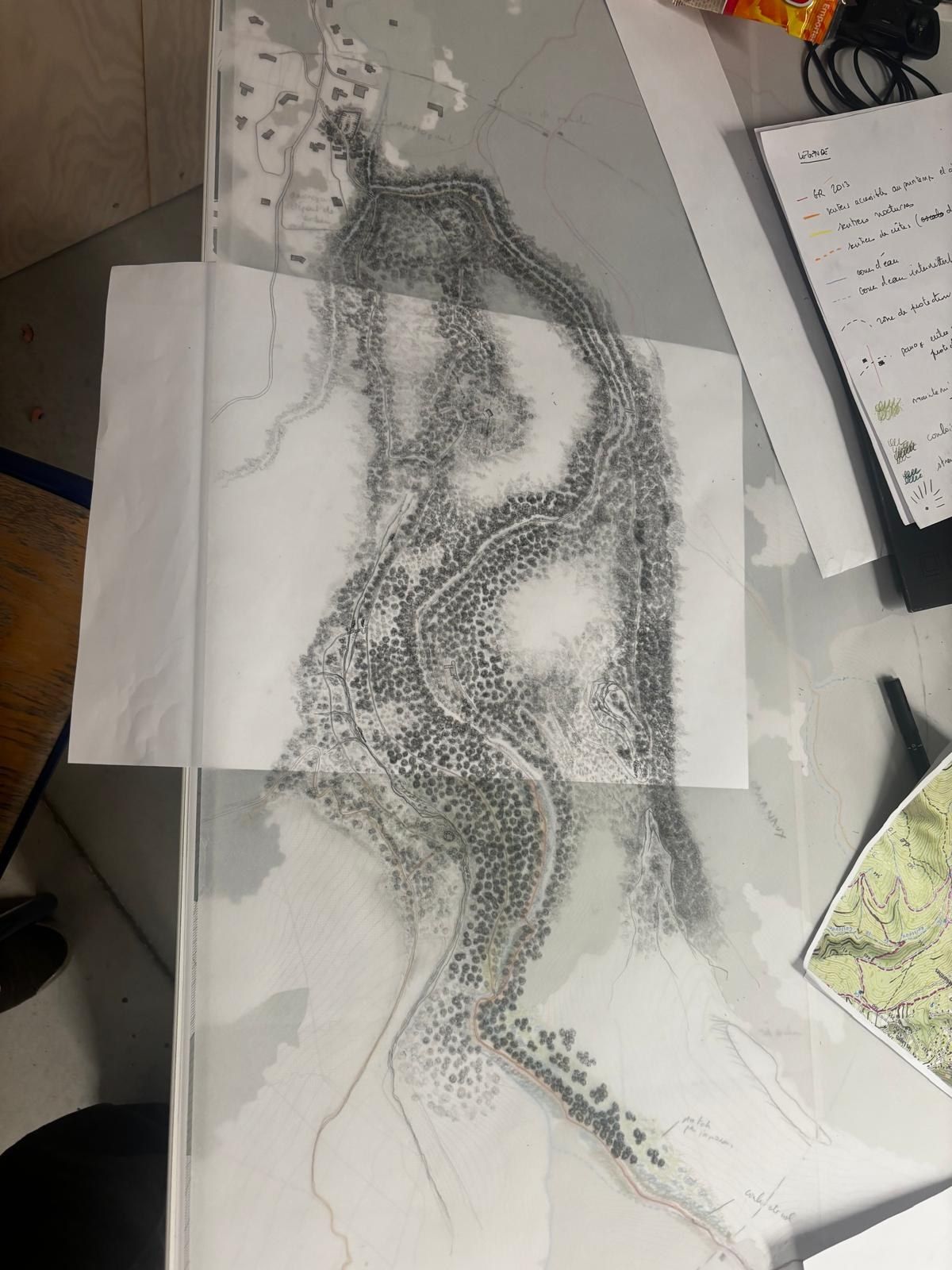 Plan dessiné à la main au pointillé, punaisé au-dessus du plan de fond