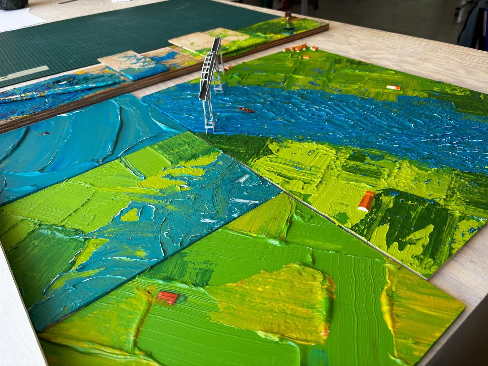Maquette de territoire peinte en atelier, panneaux assemblés