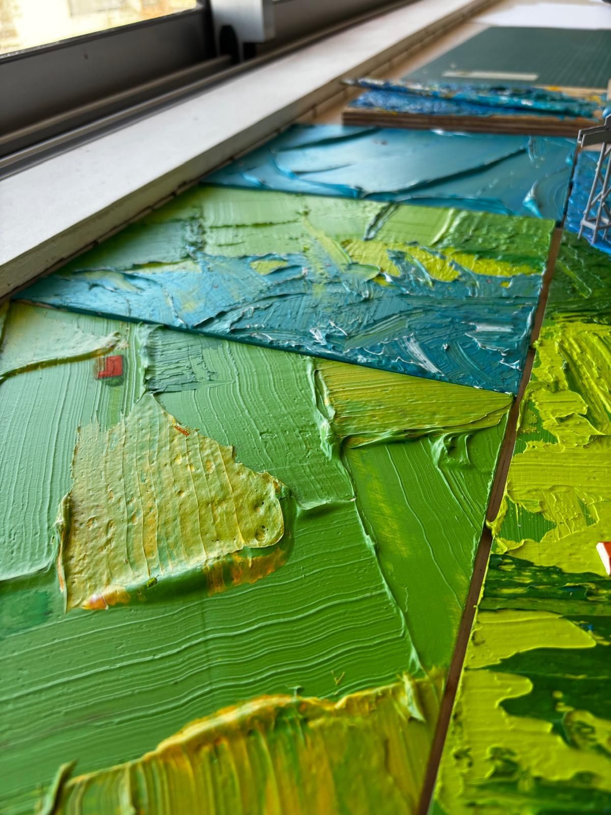 Détail de la maquette peinte, matière épaisse et reliefs modelés à la main