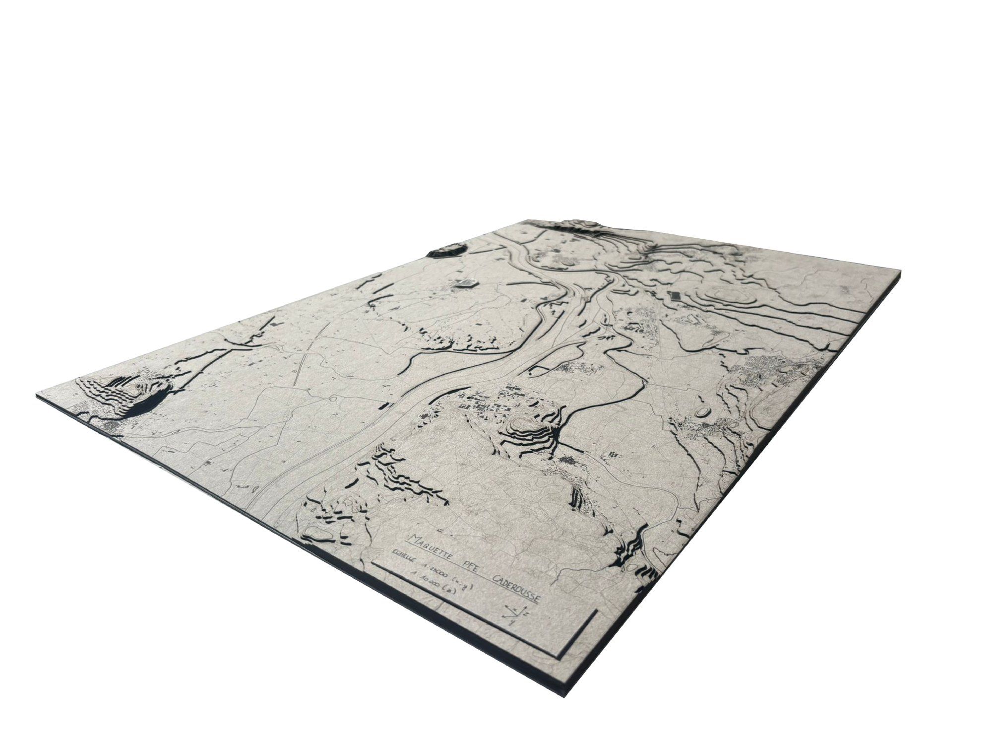Maquette de territoire gravée au trait sur panneau blanc, vue en biais