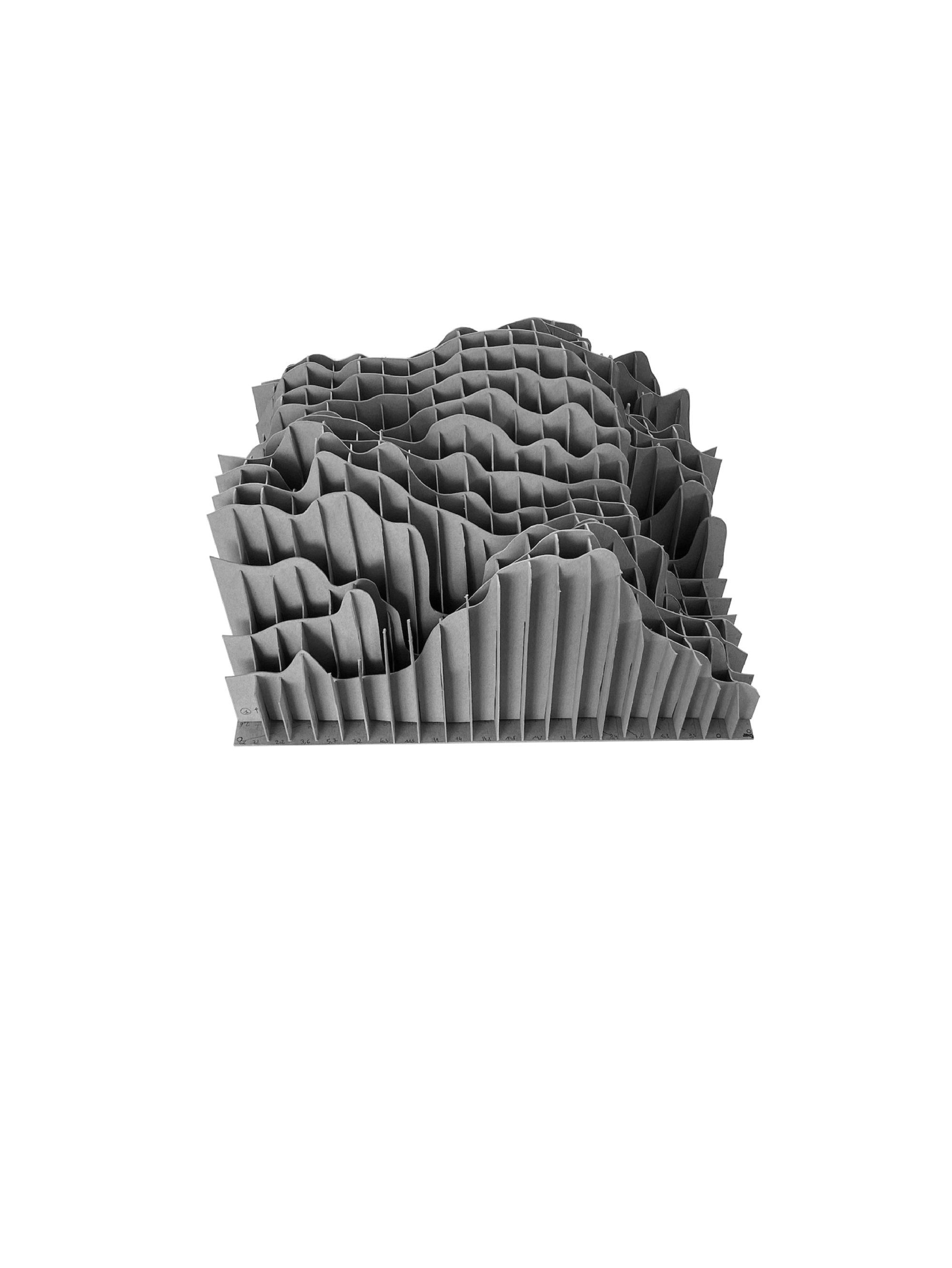 Maquette de relief en courbes de niveau empilées, carton gris