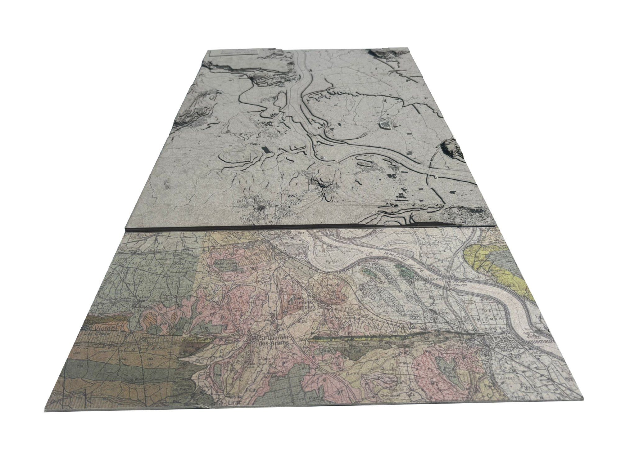 Maquette en deux panneaux : fond de carte ancienne et territoire gravé