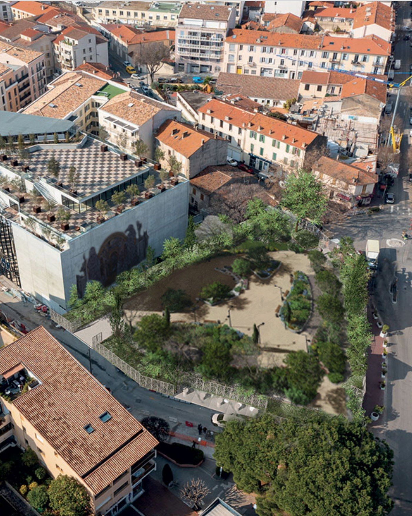 Vue aérienne du parc urbain Marenda-Lacan inséré dans le tissu de toitures anciennes d'Antibes
